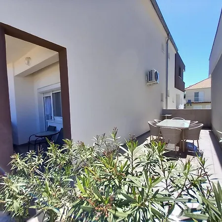 Jelena - Cozy Two Bedroom Only 70m From The Beach, Diklo - Apartman