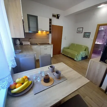 Jelena - Cozy Two Bedroom Only 70m From The Beach, Diklo - Apartman Zára