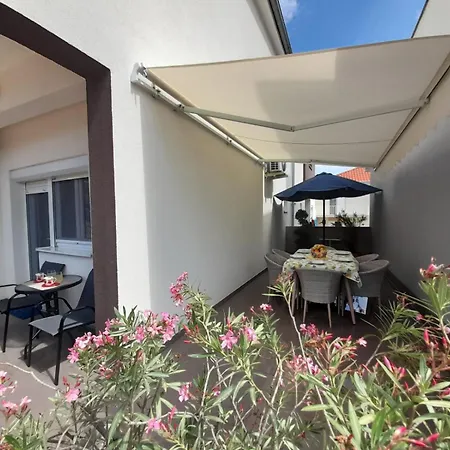 Lejlighed Jelena - Cozy Two Bedroom Only 70m From The Beach, Diklo -