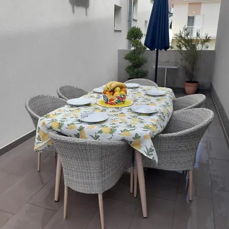 Jelena - Cozy Two Bedroom Only 70m From The Beach, Diklo - Apartman