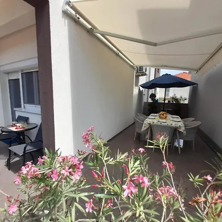 Jelena - Cozy Two Bedroom Only 70m From The Beach, Diklo - Lejlighed *