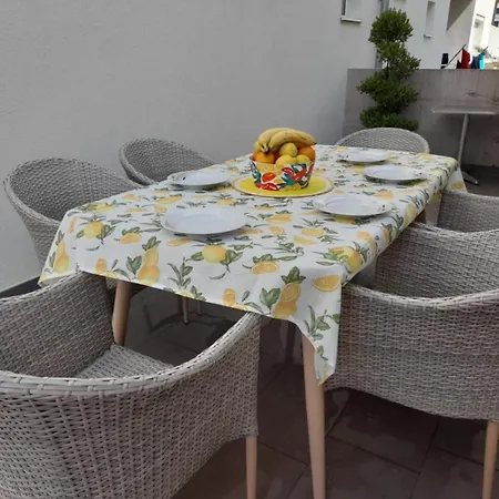 Apartman Jelena - Cozy Two Bedroom Only 70m From The Beach, Diklo - *