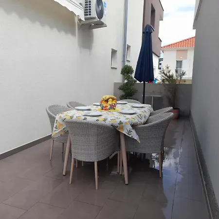 Apartman Jelena - Cozy Two Bedroom Only 70m From The Beach, Diklo - Zára