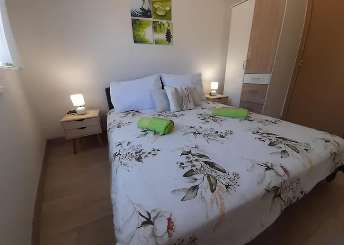 Appartement Jelena - Cozy Two Bedroom Only 70m From The Beach, Diklo -