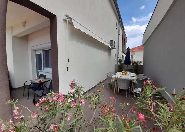 Jelena - Cozy Two Bedroom Only 70m From The Beach, Diklo - Appartement Zadar