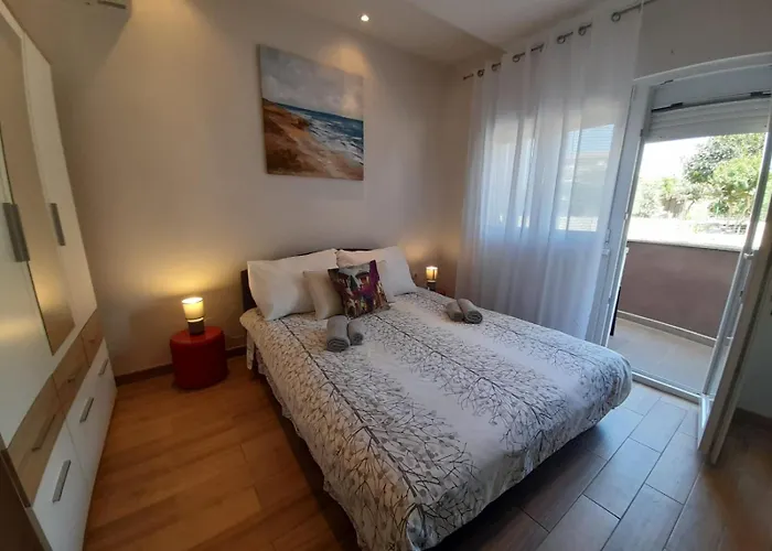 Jelena - Cozy Two Bedroom Only 70m From The Beach, Diklo - Apartament