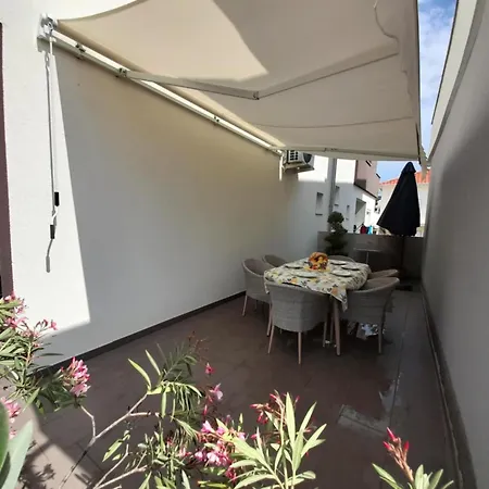 Jelena - Cozy Two Bedroom Only 70m From The Beach, Diklo - 扎达尔