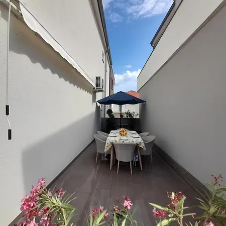 Apartament Jelena - Cozy Two Bedroom Only 70m From The Beach, Diklo -