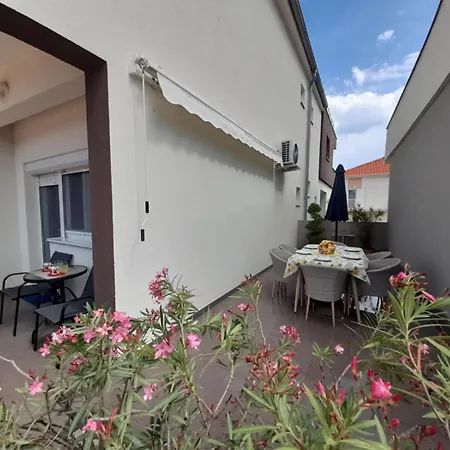 Jelena - Cozy Two Bedroom Only 70m From The Beach, Diklo - Appartamento Zara