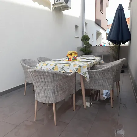 Jelena - Cozy Two Bedroom Only 70m From The Beach, Diklo -