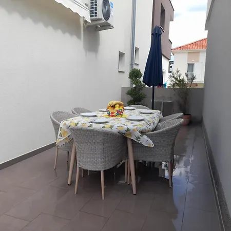 Jelena - Cozy Two Bedroom Only 70m From The Beach, Diklo -