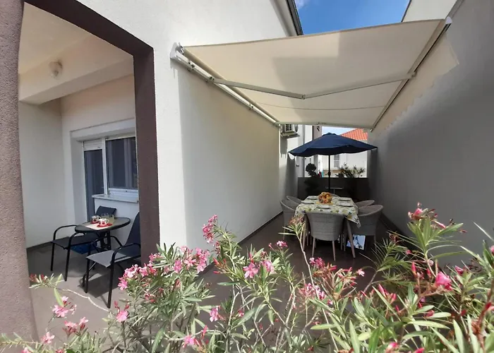 Apartman Jelena - Cozy Two Bedroom Only 70m From The Beach, Diklo -