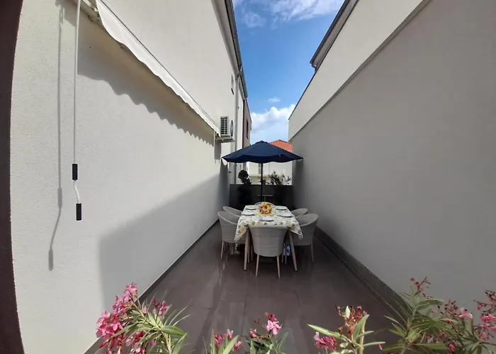 Apartman Jelena - Cozy Two Bedroom Only 70m From The Beach, Diklo -