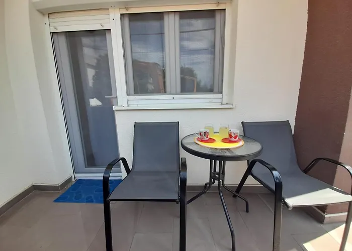 Jelena - Cozy Two Bedroom Only 70m From The Beach, Diklo -