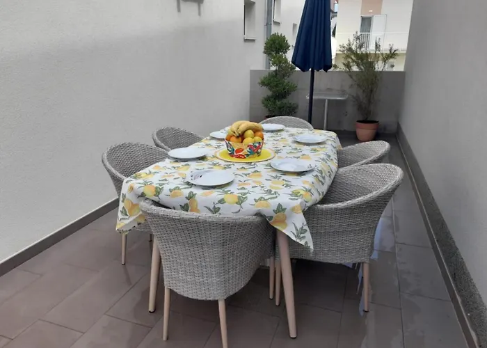 Jelena - Cozy Two Bedroom Only 70m From The Beach, Diklo - Apartman