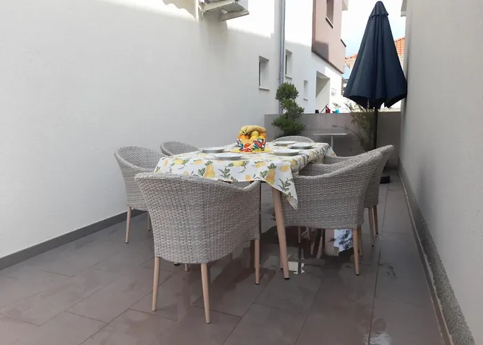 Jelena - Cozy Two Bedroom Only 70m From The Beach, Diklo -