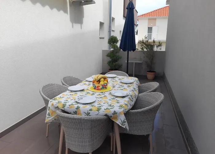 Jelena - Cozy Two Bedroom Only 70m From The Beach, Diklo - Apartman