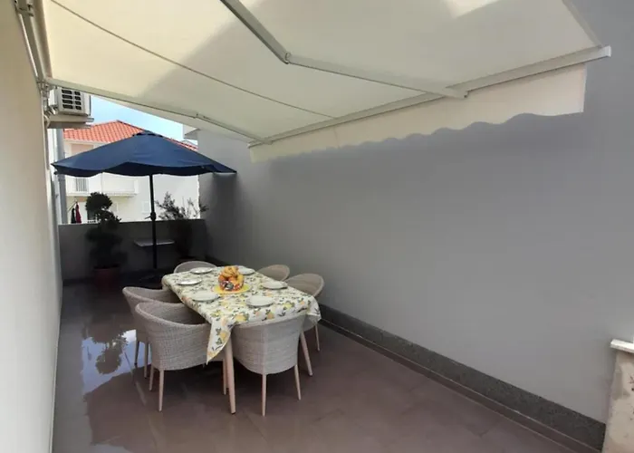 Jelena - Cozy Two Bedroom Only 70m From The Beach, Diklo - شقة زادار