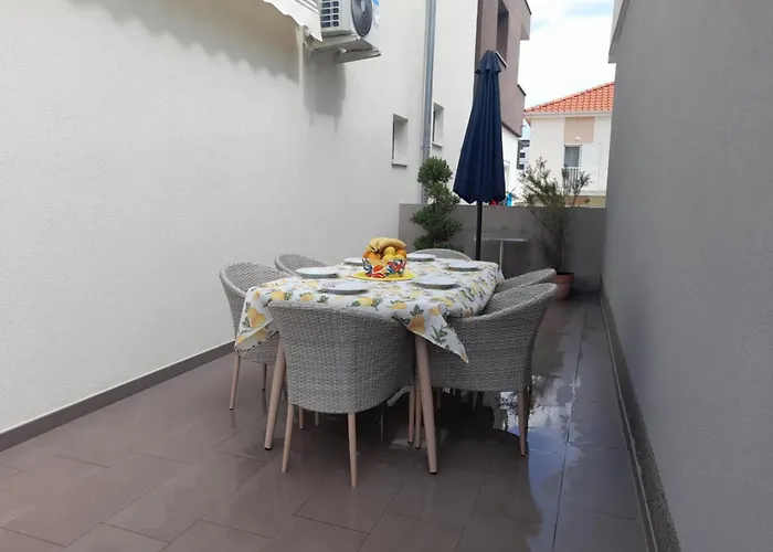 Apartman Jelena - Cozy Two Bedroom Only 70m From The Beach, Diklo - Zadar