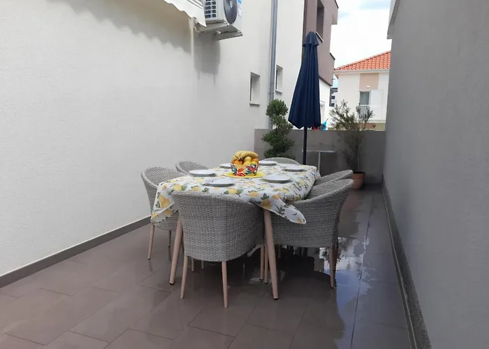 Jelena - Cozy Two Bedroom Only 70m From The Beach, Diklo -